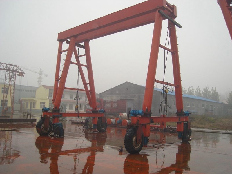 輪胎式移梁機